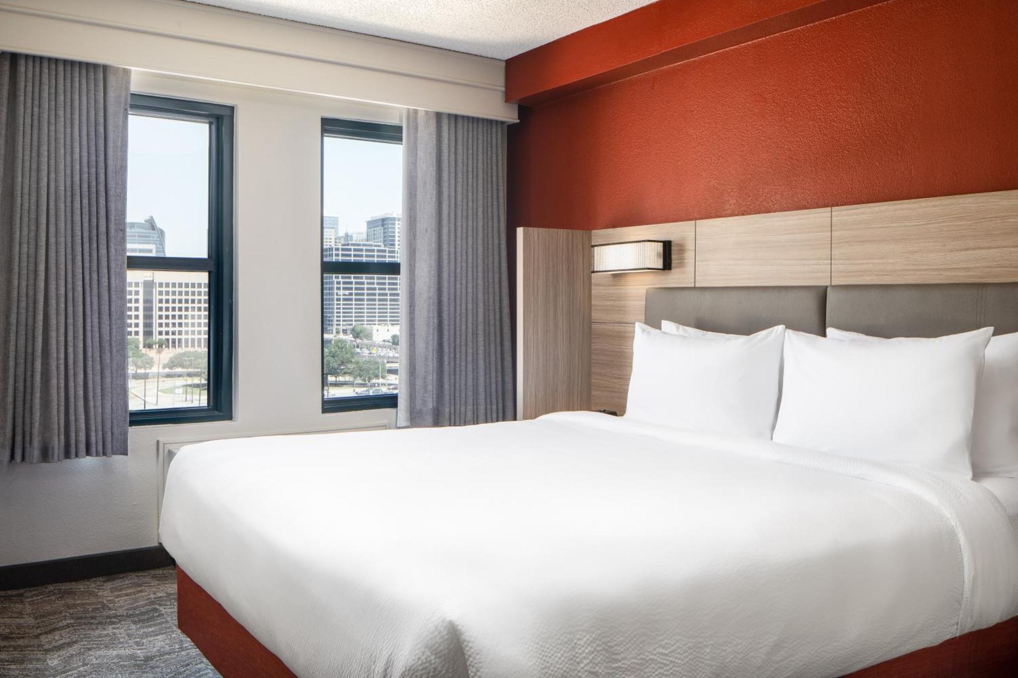 Springhill Suites By Marriott Dallas Downtown / West End Exterior photo